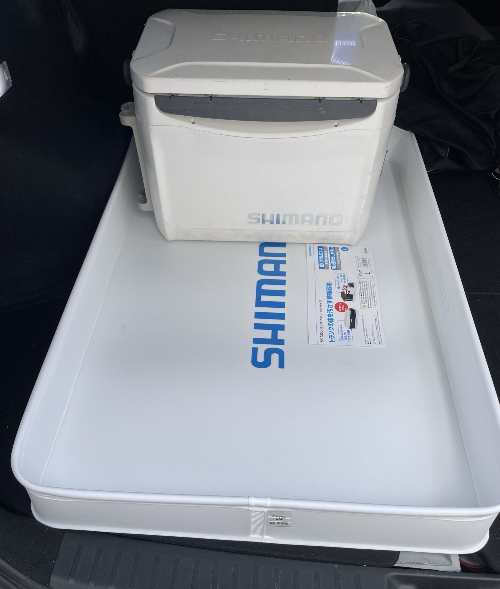 釣り用のトランクトレイ（シマノ）を車に装備。ダイワのタックルトレー
